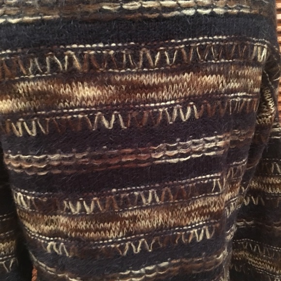 🔥NWOT🔥BEAUTIFUL SWEATER WITH FRINGE - Picture 3 of 7